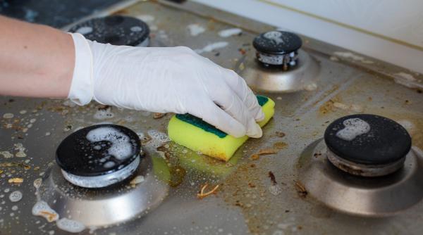 Degresant puternic de casă cu ingredientele din bucătăria ta. Dezinfectează și îndepărtează grăsimea cea mai blocată. Un truc genial