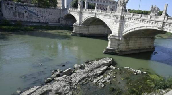 Italia. „Podul lui Nero” a ieșit la suprafață din cauza secetei severe - VIDEO