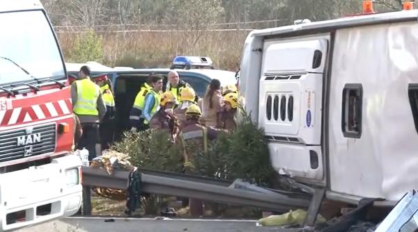 Spania. Autobuz cu 59 de pasageri, răsturnat: 13 morți, printre care și o româncă. Șoferul s-a urcat la volan „obosit și somnoros”