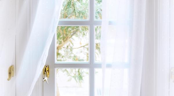 Trucurile bunicii care redau albul perdelelor. Chiar și cel mai îmbătrânit tul va ajunge să strălucească dacă folosești sare