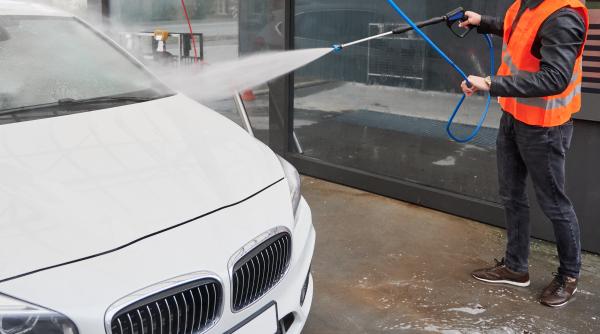 Marea Britanie. Muncitor român la spălătorie, ajuns șomer din cauza unui accident. Cosmin este speriat pentru a pretinde despăgubiri