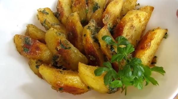 Cartofi „Mâncați” cu usturoi, la cuptor. Rețeta fantastică pentru un prânz rapid sau o cină - e genială! 