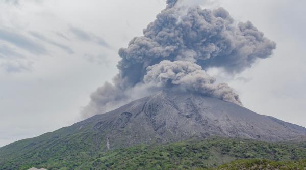 Japonia: Zeci de persoane evacuate după erupţia vulcanului Sakurajima