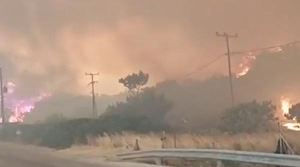 O insulă din Grecia, frecventată și de români, evacuată: „Ne-au spus că trebuie să plecăm toți”