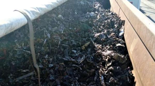 TIR încărcat cu peste 20 de tone deșeuri metalice, blocat la intrarea în țară