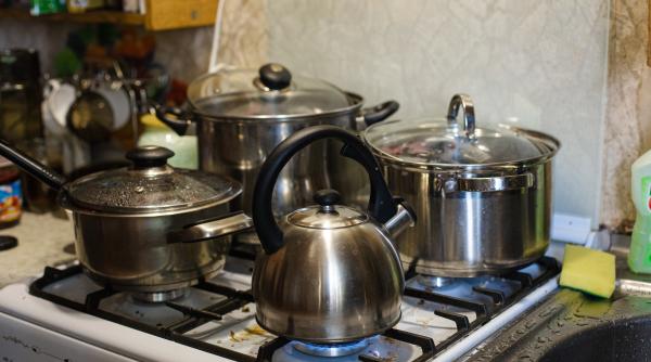 Pune niște ketchup pe oalele arse și lasă-l să stea câteva minute. Un truc pentru care vasele îți vor mulțumi!