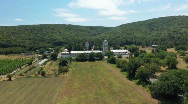 Reportaj video - Triunghiul mănăstirilor dobrogene și poveștile lor incredibile: „Turismul, în Tulcea, nu se rezumă doar la Delta Dunării“