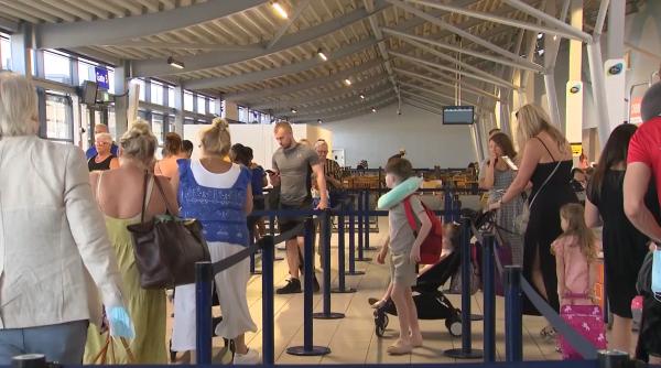 Cum încearcă pasagerii să scape de cozile de la îmbarcare de pe Aeroportul Heathrow din Londra. Ideea a plecat de la un clip TikTok