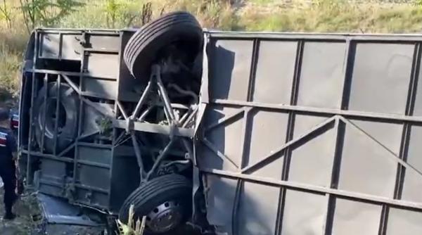 Un autocar a acroşat două autoturisme şi s-a răsturnat, în Argeș; o persoană a fost rănită uşor