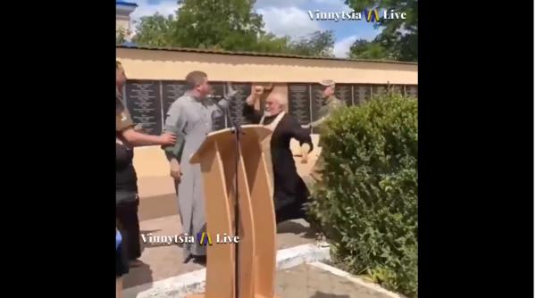 Bătaie de pomină între doi preoți ortodocși: Unul dintre părinți l-a atacat pe celălalt cu o cruce, la o înmormântare (Video)