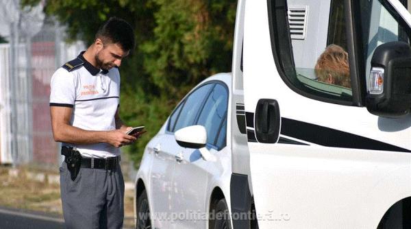 Un român a fost arestat preventiv pentru trafic de migranţi. Poliția a depistat zeci de străini într-o acţiune de combatere a migraţiei