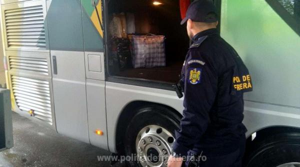 Autocar, oprit și verificat la intrarea în țară: un pasager a fost dat joc cu tot cu bagaje 