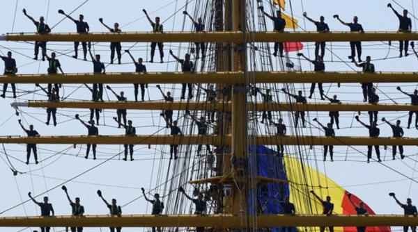 Nava-şcoală "Mircea" s-a întors din al doilea marş de instrucţie: Tinerii marinari şi-au revăzut familiile după 54 de zile