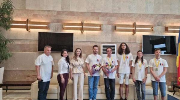 O medalie de aur și trei de argint, adjudecate de lotul României la Olimpiada de Informatică a Europei Centrale şi locul I pe echipe