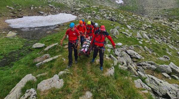 Un bărbat, aflat în şoc anafilactic, după ce a fost înţepat de o albină, salvat de salvamontiști în Piatra Craiului 