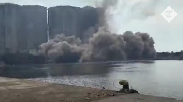 Beirut: Momentul în care o parte din silozurile de cereale din port s-au prăbușit, surprins de camerele de luat vederi