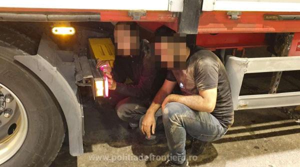 Camion, plin cu frigidere, oprit la intrarea în țară. Polițiștii, șocați când au verificat osia tirului