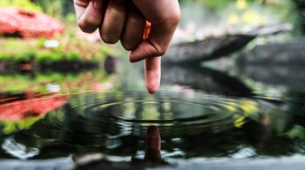 Te-ai întrebat vreodată de ce se încrețesc degetele în apă? Iată de ce BOLI poți suferi