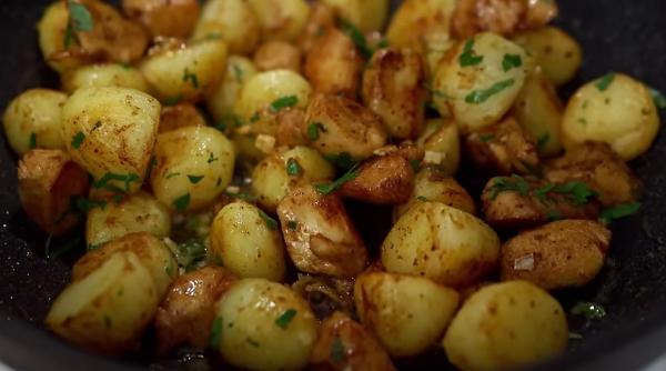 Rețetă de cartofi fripți în stilul lui Jamie Oliver. N-ai mâncat ceva mai bun!