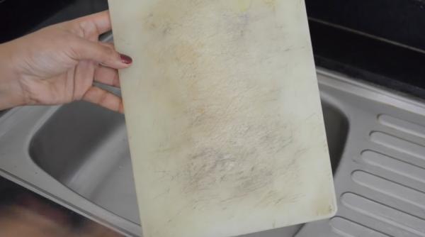 Ai tocătorul zgâriat și pătat? Fă-l ca nou cu aceste ingrediente banale. Un truc secret de la gospodine