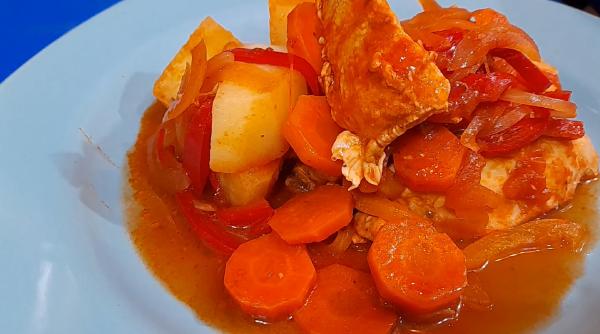 Pui în stil portughez. Nu o să mai faci niciodată clasicul ostropel după ce vei găti această rețetă simplă. Este de zece ori mai delicioasă