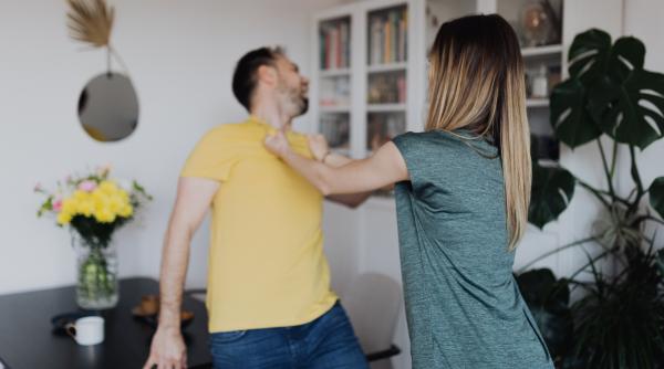 Româncă din Italia, dată în judecată de soț pe motiv că-l bate și îl terorizează de când aflat că are o amantă