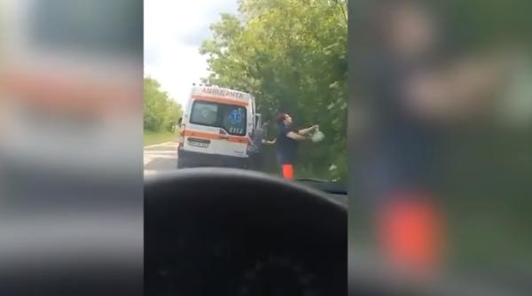 O angajată a oprit ambulanţa ca să culeagă flori de soc - VIDEO