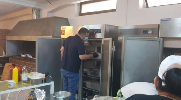 Control la Costinești: carne expirată de trei ani și peste 100 de minori puși să muncească peste 12 ore pe zi 