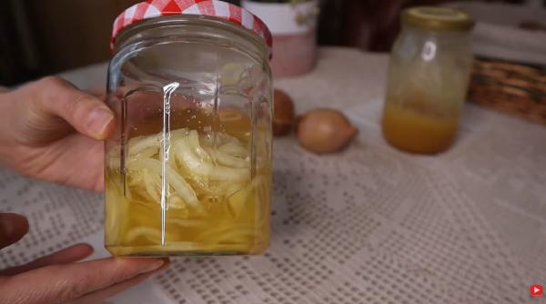 Amestecă miere și ceapă, două alimente de bază din bucătărie și îți va ieși un sirop minunat
