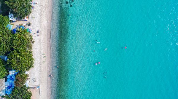 Godină, provocare: „Ești pe o plajă din afară și îți dai seama că sunt români pentru că...” Răspunsuri savuroase: „Ospătaaaaar! Vină să-ți comandiez”