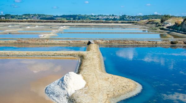 Seceta din Franţa, o binecuvântare pentru producătorii de sare de mare din Guerande