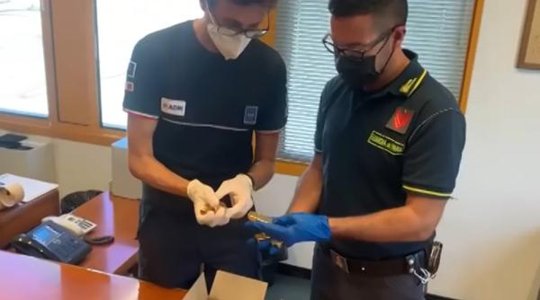 Italia. Român, prins cu 14 lingouri de aur pe un aeroport. Bărbatul se întorcea în țară, dar a omis un amănunt - FOTO