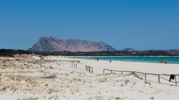 Italia. Turiști români, amendați după ce au fost prinși pe aeroport cu nisip, pietre și scoici, furate de pe plajele din Sardinia