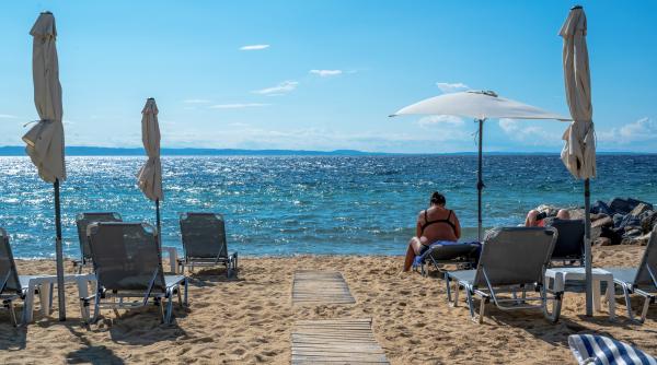 Notă de plată uluitoare pe o plajă din Grecia. Cât a plătit un român pentru câteva ore de distracție? Doar bacșișul a fost 2500 de lei - FOTO