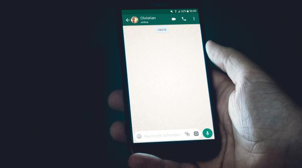Nu vrei ca fostul tău iubit să vadă că ești online? WhatsApp lansează o nouă opțiune, care îți permite să selectezi cine poate vedea activitatea ta