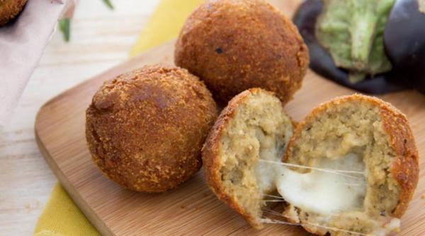 Chifteluțe de vinete umplute cu mozzarella. Cine are nevoie de carne când poți face minunăția asta?