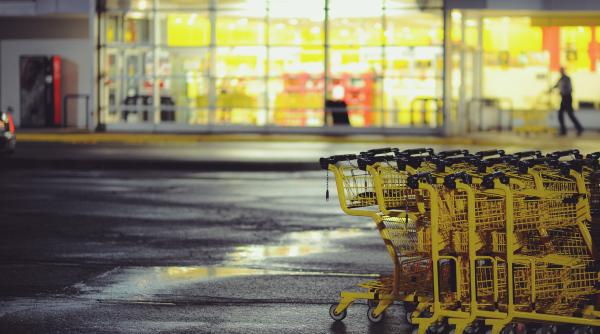 Mai mulți cumpărători furioși i-au dat o lecție unui șofer, după ce și-a parcat Jaguar-ul pe două locuri întregi