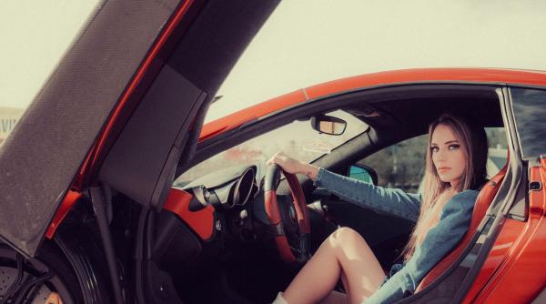 Românii care se laudă pe Facebook cu maşini de lux și vile scumpe vor fi călcați de ANAF