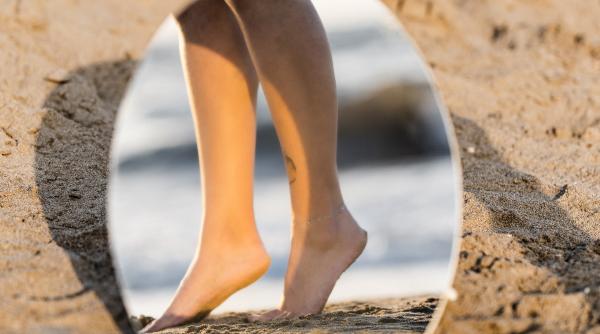 Șase trucuri de la experți pentru a-ți păstra călcâiele netede pentru sezonul de plajă 