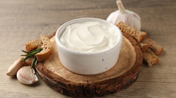 Sos de usturoi vegan, o altă modalitate de a gusta usturoiul. O rețetă rapidă, gata în câteva minute