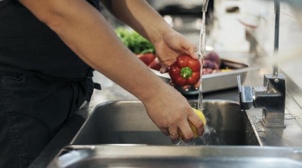 Lista alimentelor pe care nu ar trebui să le speli niciodată. Acest proces ar putea fi periculos