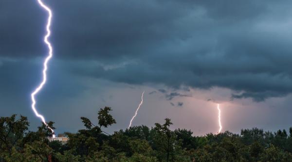 Fenomene meteo extreme în Grecia: Căderi de grindină, vijelii și descărcări electrice. MAE, atenționare pentru români