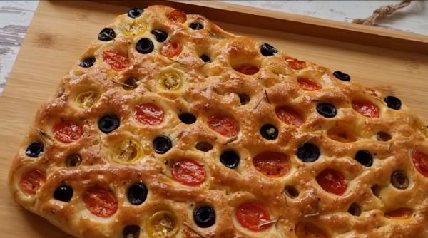Focaccia cu măsline, roșii și rozmarin. Rețeta italienească tradițională care îți lasă gura apă