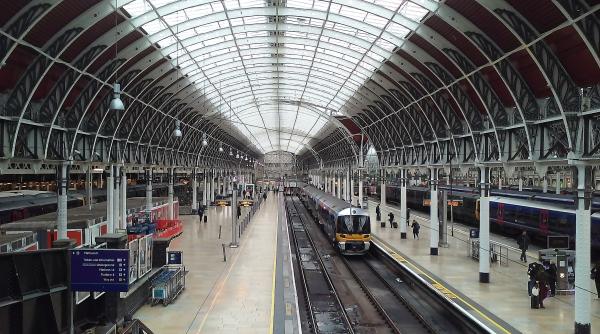 Londra. Călătorii sunt nevoiți să doarmă în gară, deoarece mecanicii de locomotivă intră din nou în grevă de 24 de ore