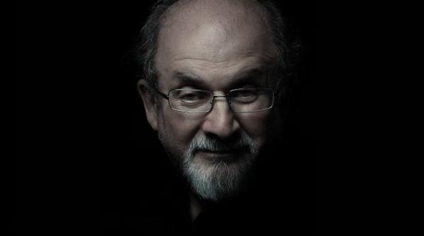 Salman Rushdie, autorul cărţii ''Versetele satanice'', a fost conectat la un ventilator după ce a fost înjunghiat la o conferinţă în statul New York