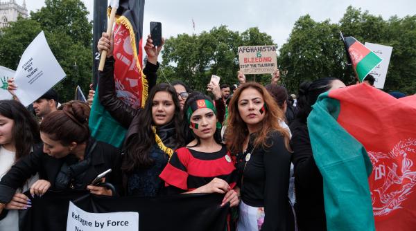 Afganistan: Talibanii trag focuri de armă pentru a opri protestul femeilor afgane din Kabul - VIDEO