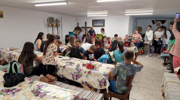 Erich Mocanu și câțiva români cu suflet bun din Germania au donat rechizite pentru noul an școlar. 25 de copii vor merge fericiți la școală datorită lor