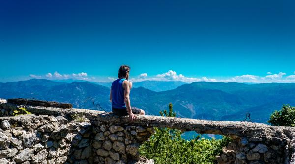 Este Albania destinația verii? Utilizatorii TikTok se dau în vânt după locul de vacanță. Un pahar de vin este la preț de 1,70 lire sterline (10 lei)