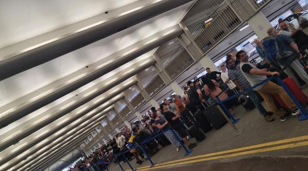 Coșmar pe aeroportul Manchester din UK: Coadă de peste 1.200 de turiști, după o defecțiune tehnică