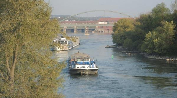 Sute de vase sunt reţinute pe tronsonul româno-bulgar al Dunării din cauza nivelului scăzut al apei